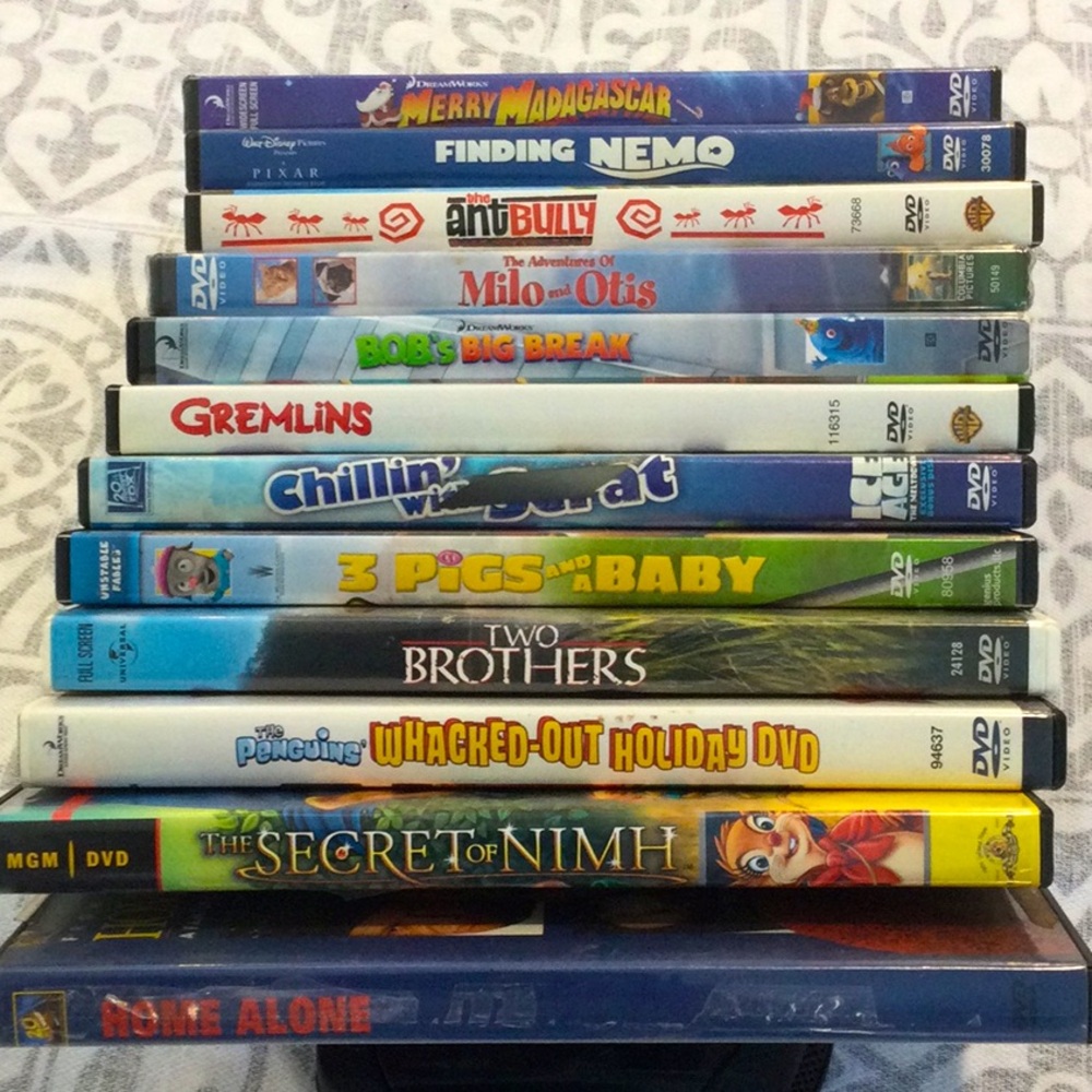 😀😀😀- Set of 12 DVD movies for kids. Home Alone, Gremlins, Nemo, Scrat, more..